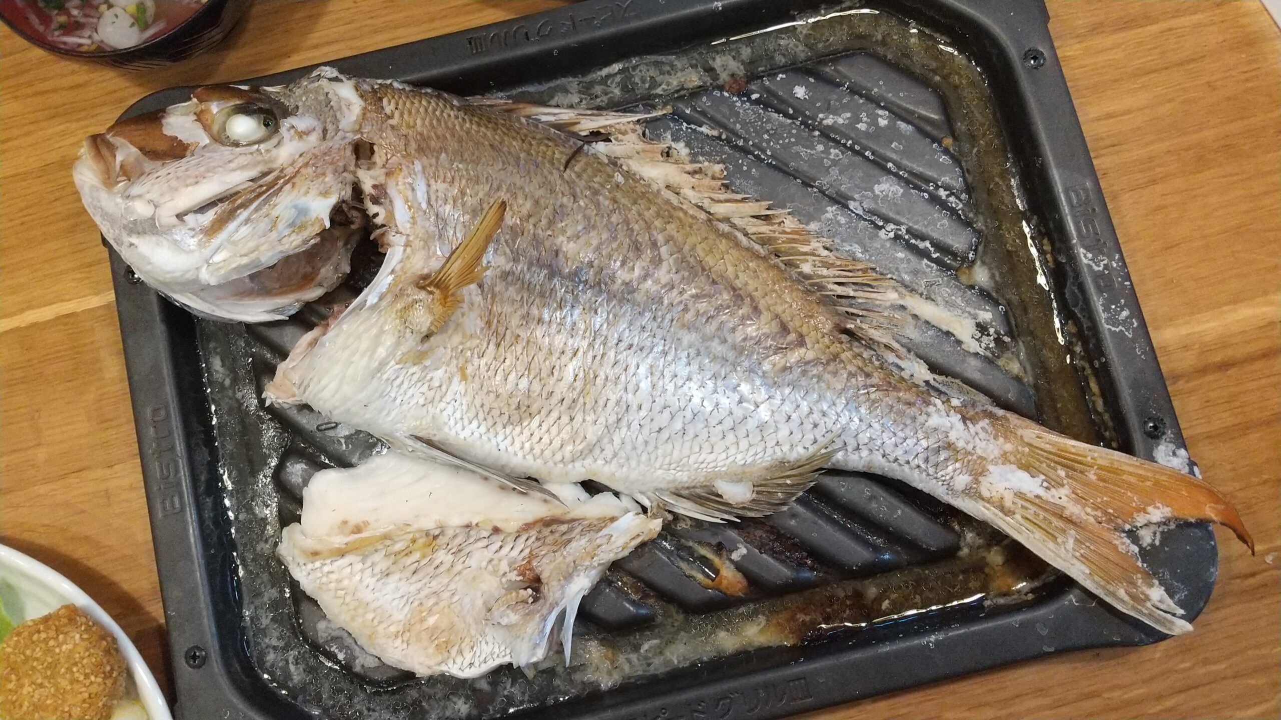 釣った真鯛（マダイ）で鯛の塩姿焼きと刺身｜定番料理は間違いなく美味しい！ - ガン玉の釣りログ